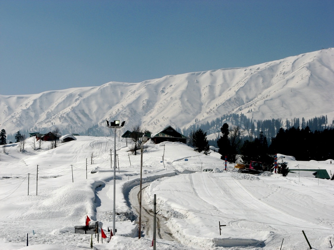 Skiiing in Gulmarg - The Gulmarg gondola drops you at a height of above 4000 mts (Photo Credits)