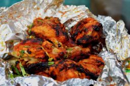 indisches Streetfood, chicken tikka in indien