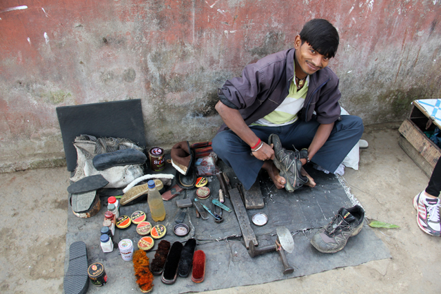 Les reparateurs de chaussures en Inde