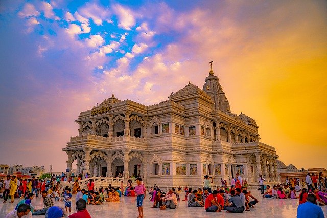 Crowd in India, traveling to India for the first time