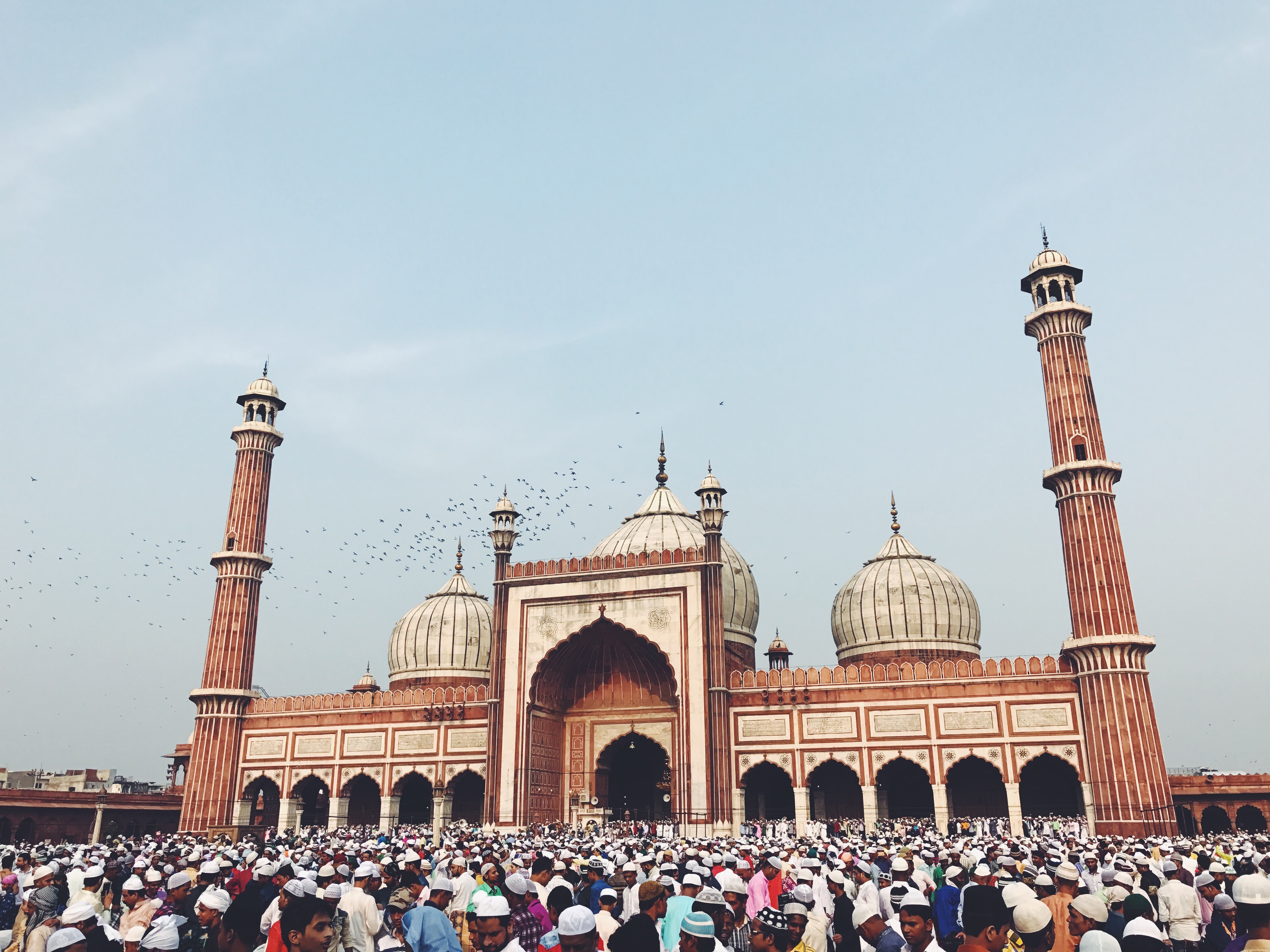 People praying at Jama Masjid, why visit Delhi